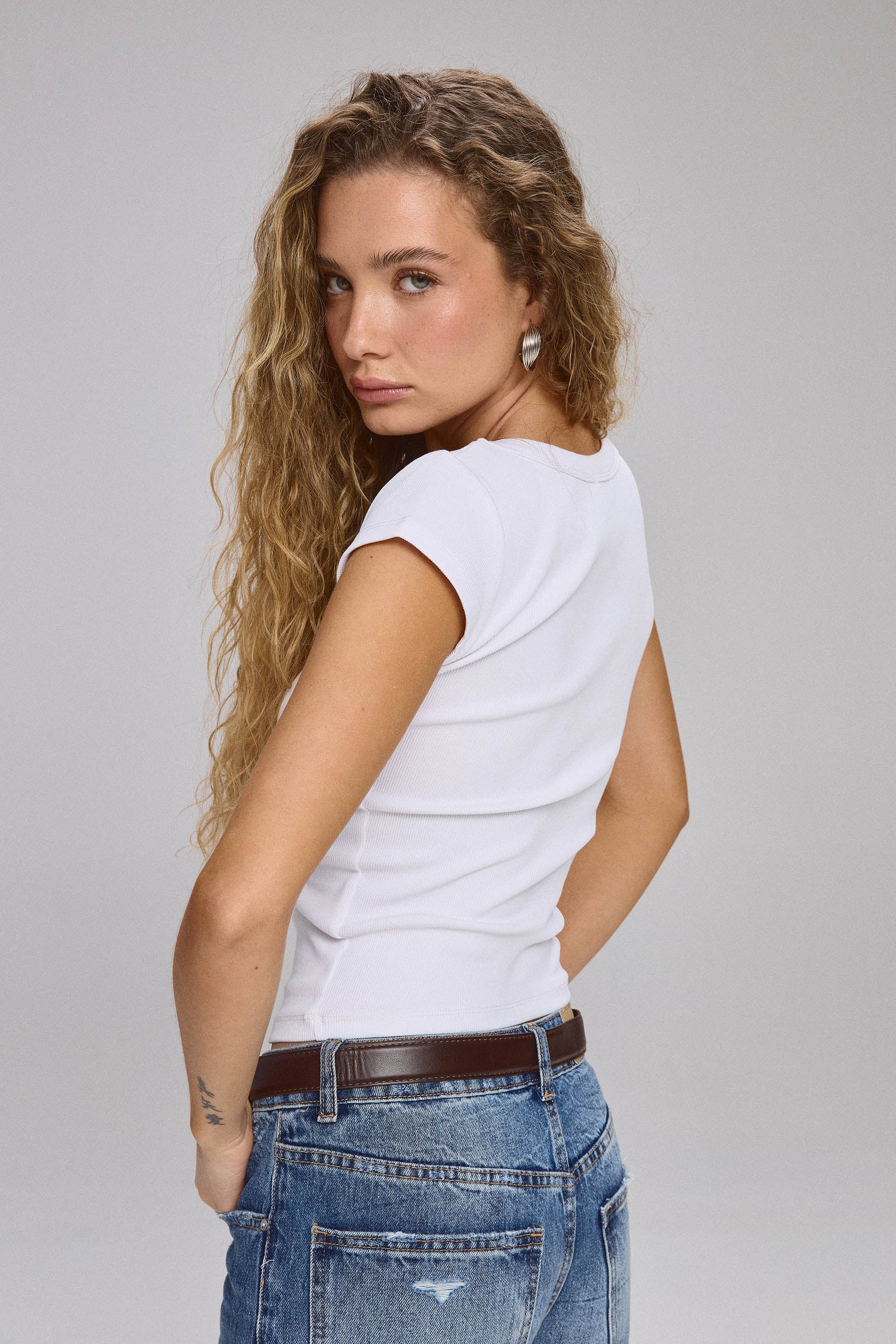 טישרט ריב מחשוף עמוק - Image 6